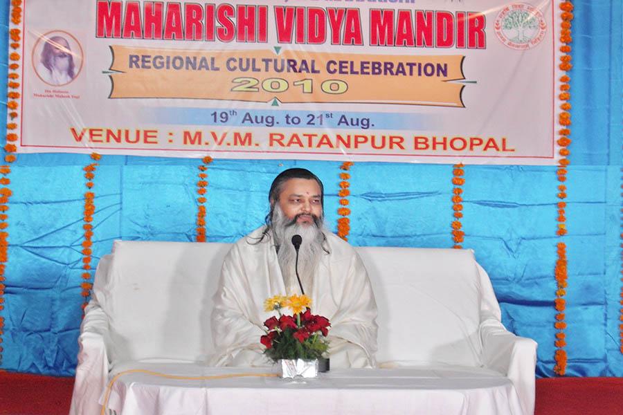 Brahmachari Girish Ji addressing about 500 participants of
Maharishi Regional Cultural Celebration of
Maharishi Vidya Mandir Schools Group Bhopal Zone at 
Maharishi Vidya Mandir Bhopal on 19 August 2010